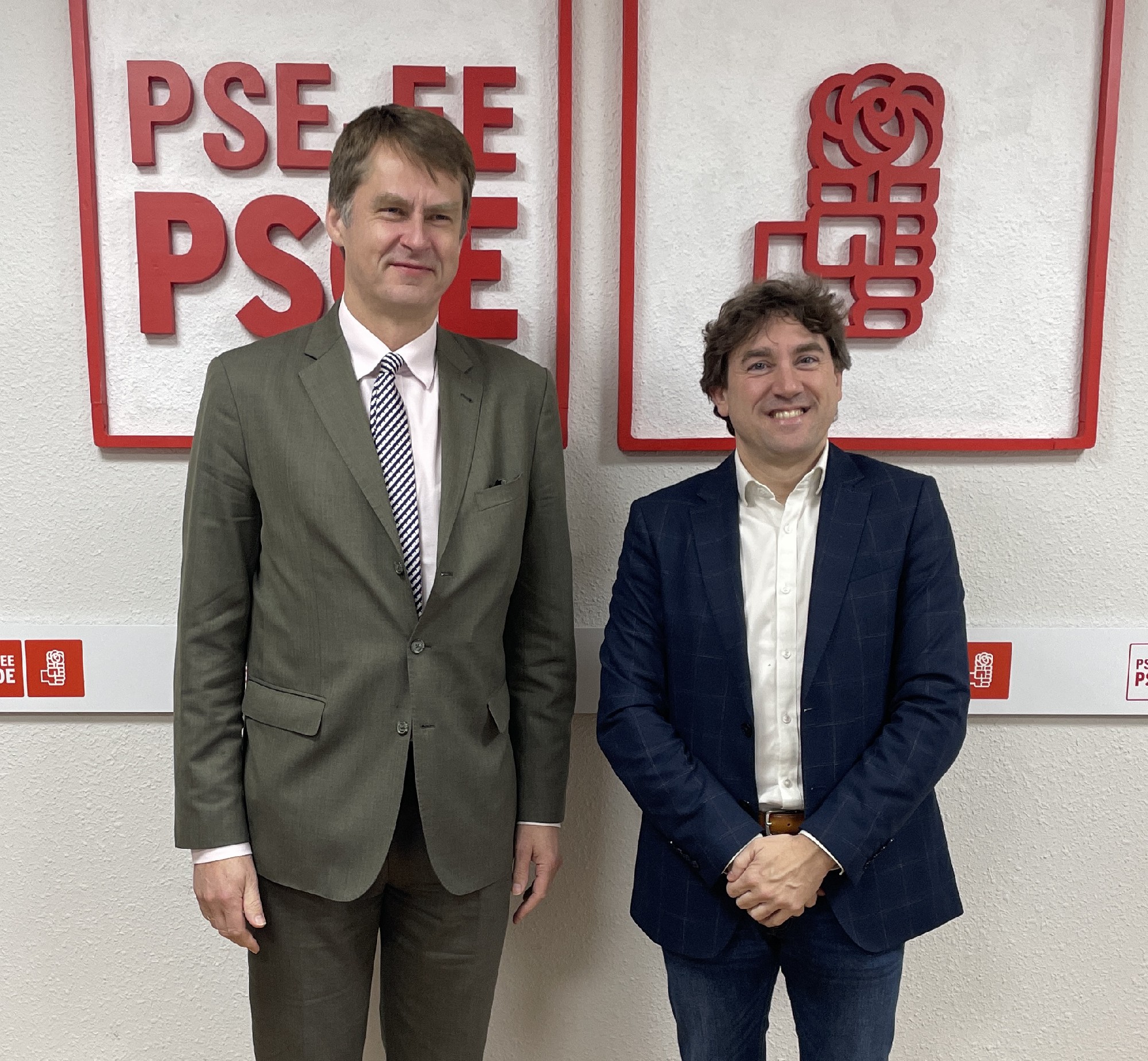 El Secretario General del PSE-EE, Eneko Andueza, junto al embajador británico en España, Hugh Elliott | Foto: Socialistas Vascos