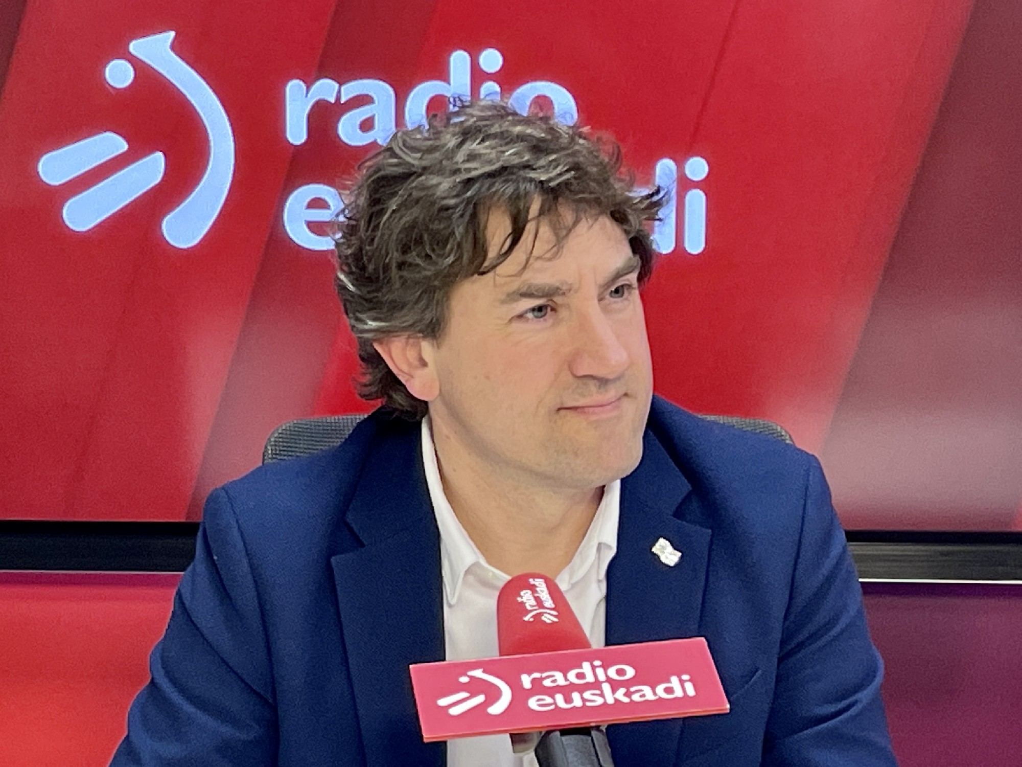 El Secretario General del PSE-EE, Eneko Andueza, en los estuidos de Radio Euskadi | Foto: Socialistas Vascos.