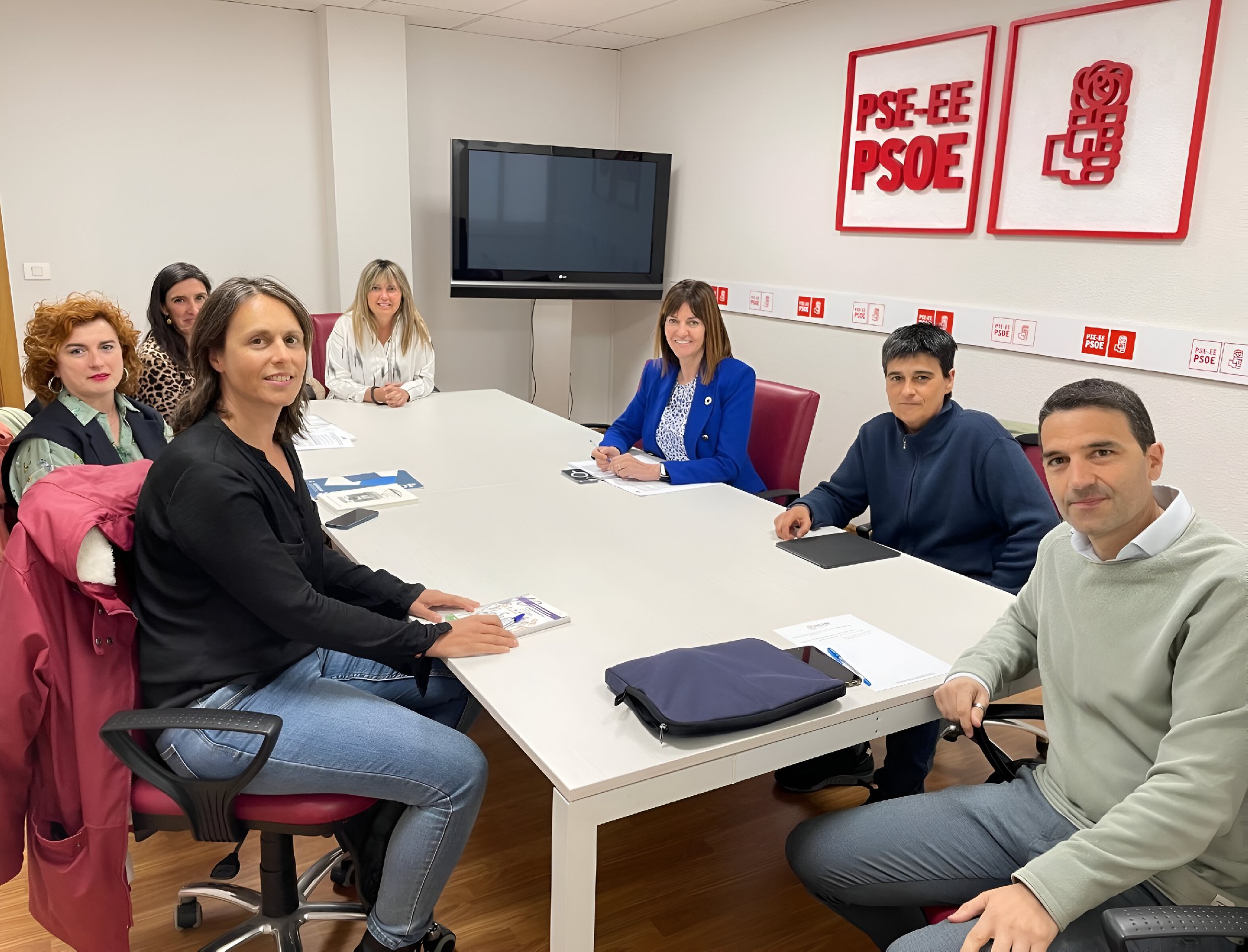 La candidata socialista vasca a las próximas elecciones europeas, Idoia Mendia, junto a representantes de las familias de la economía social en Euskadi | Foto: Socialistas Vascos