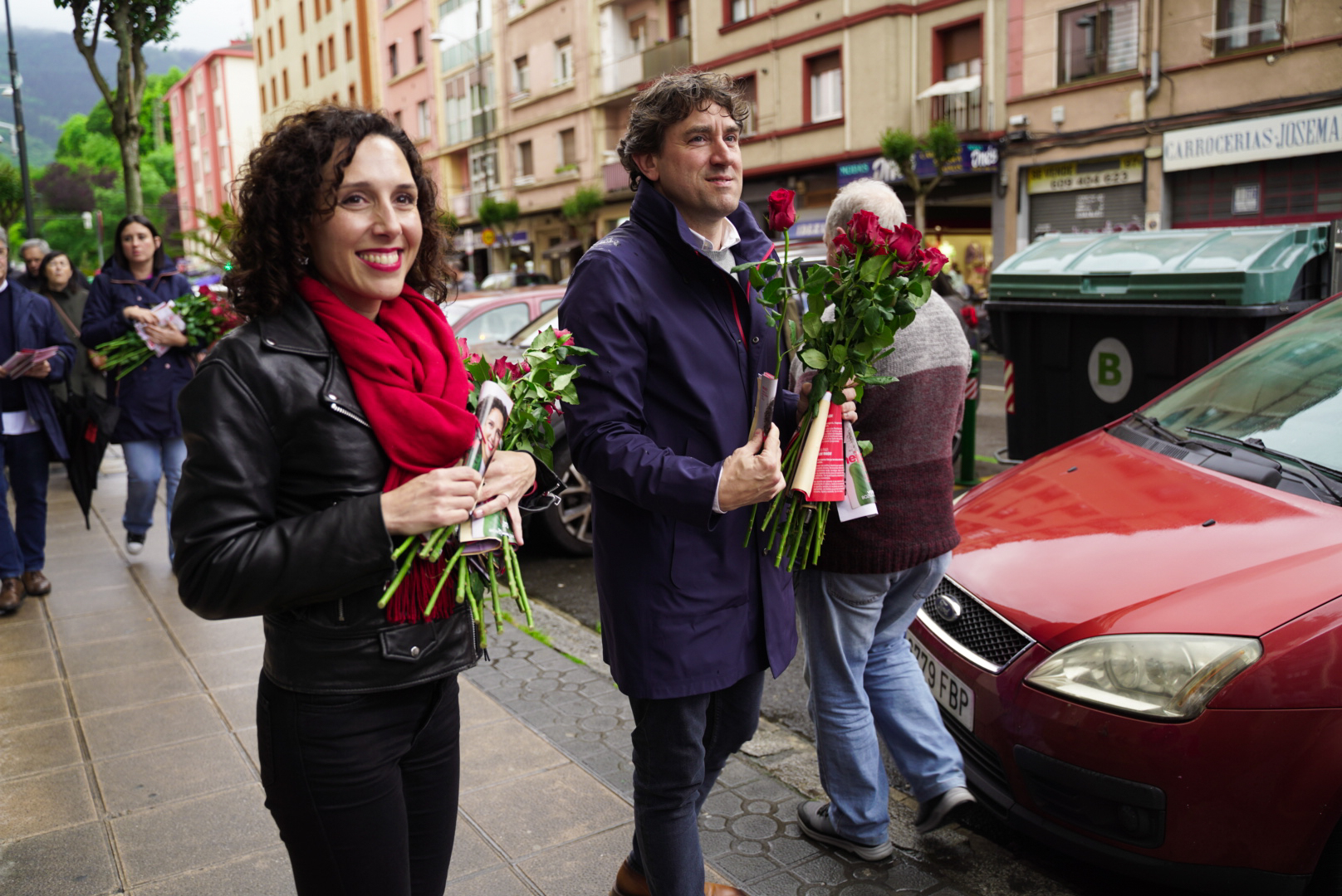 El Secretario General del PSE-EE, Eneko Andueza, repartiendo rosas en el barrio de Rekalde junto a la candidata socialista a la alcaldía de Bilbao, Nora Abete | Foto: Socialistas Vascos