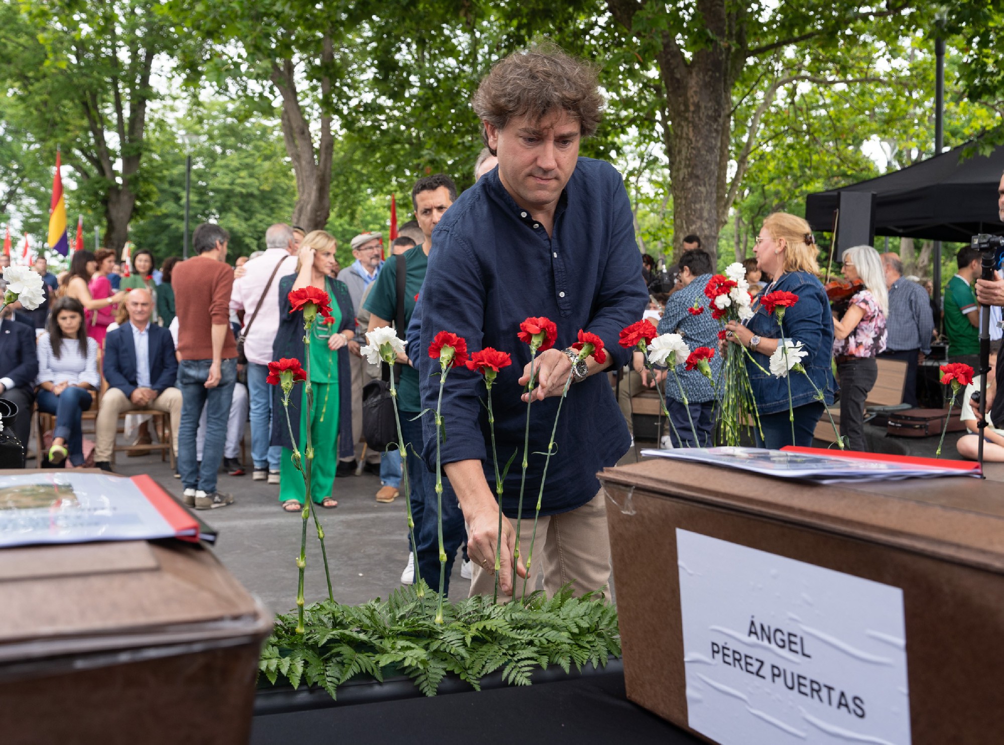 El Secretario General del PSE-EE, Eneko Andueza, depositando una rosa en el homenaje de recuerdo a los milicianos y gudaris que defendieron Bilbao en la Guerra Civil | Foto: Socialistas Vascos