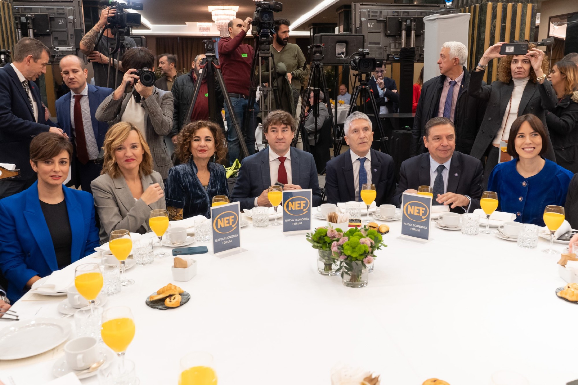 El Secretario General del PSE-EE, Eneko Andueza, acompañado de ministras y ministros del Gobierno de España durante el desayuno informativo del Fórum Europa en Madrid | Foto: Socialistas Vascos
