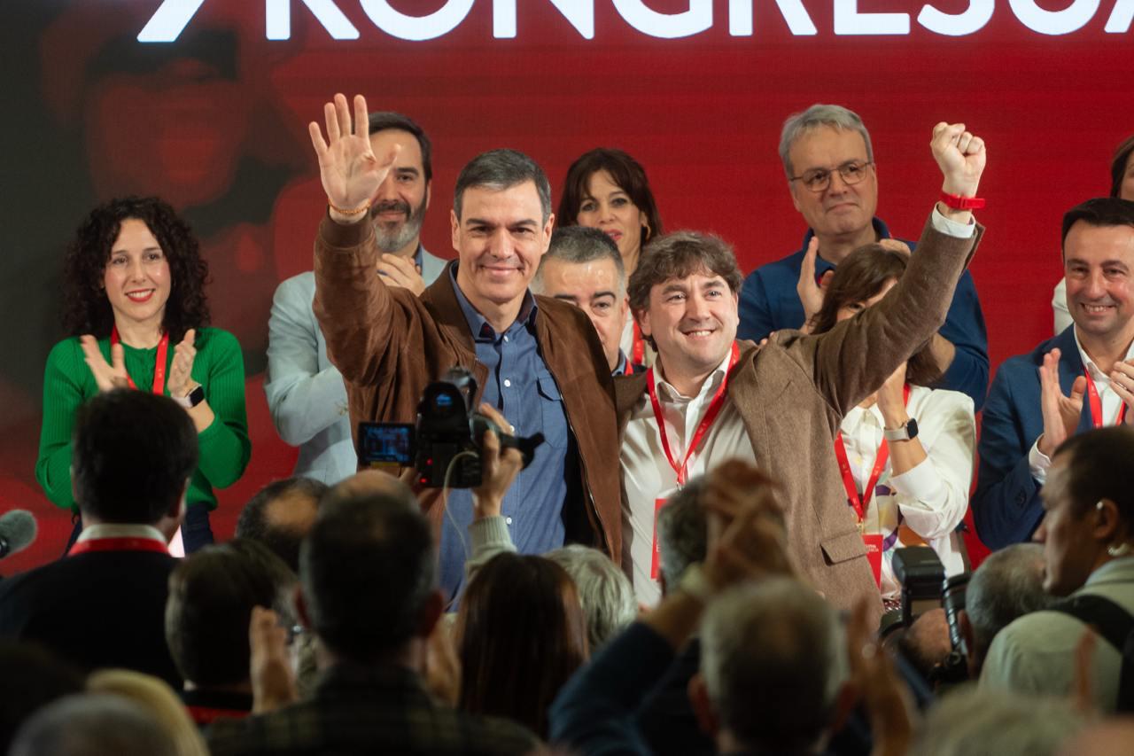 El Secretario General del PSE-EE, Eneko Andueza, junto al presidente Pedro Sánchez en el 10º Congreso de los Socialistas Vascos celebrado en San Sebastián | Foto: Socialistas Vascos