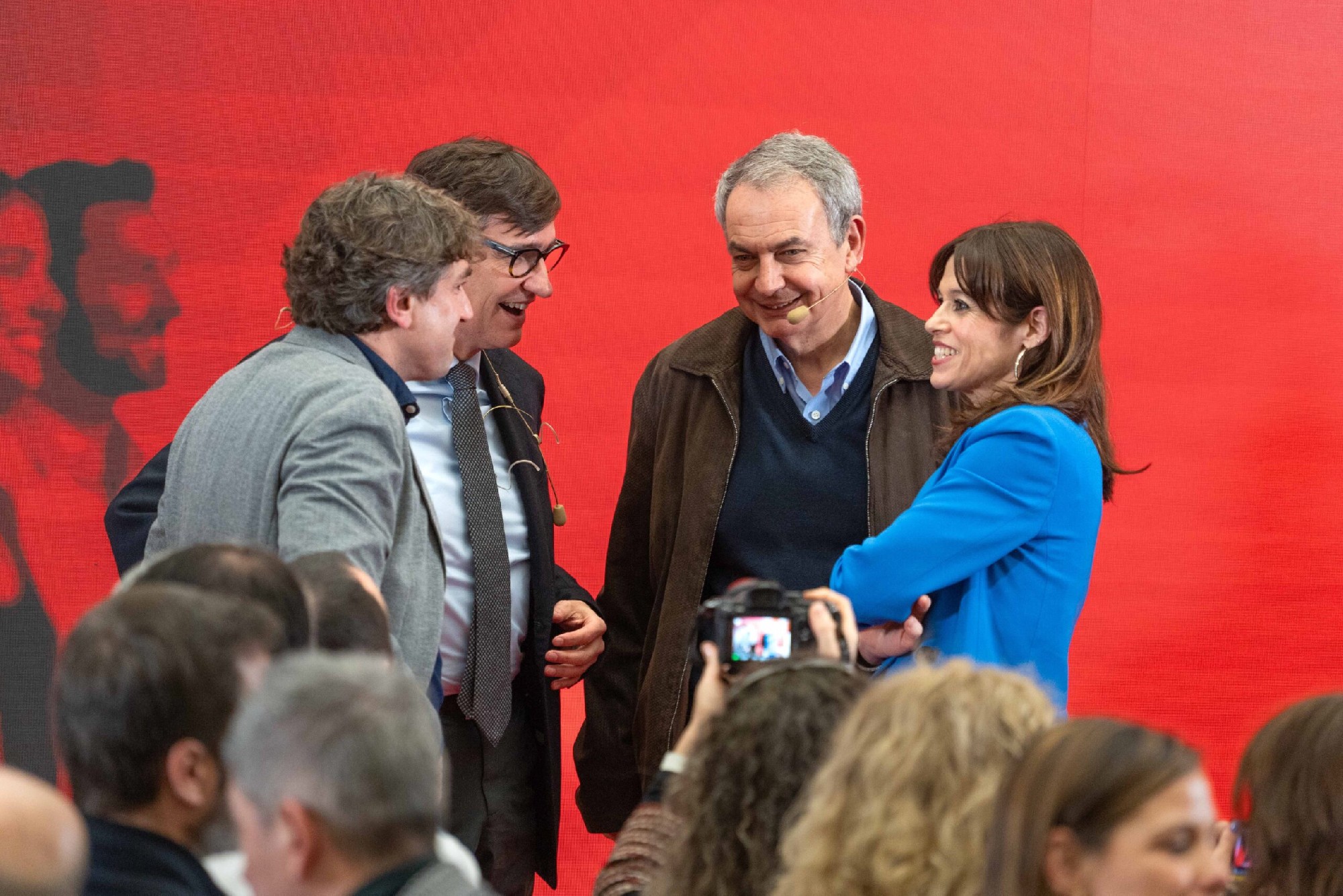 El expresidente del Gobierno de España, José Luis Rodríguez Zapatero, conversando con el Secretario General del PSE-EE, Eneko Andueza, el president de la Generalitat de Catalunya, Salvador Illa, y la alcaldesa de Vitoria-Gasteiz, Maider Etxebarria | Foto: Socialistas Vascos