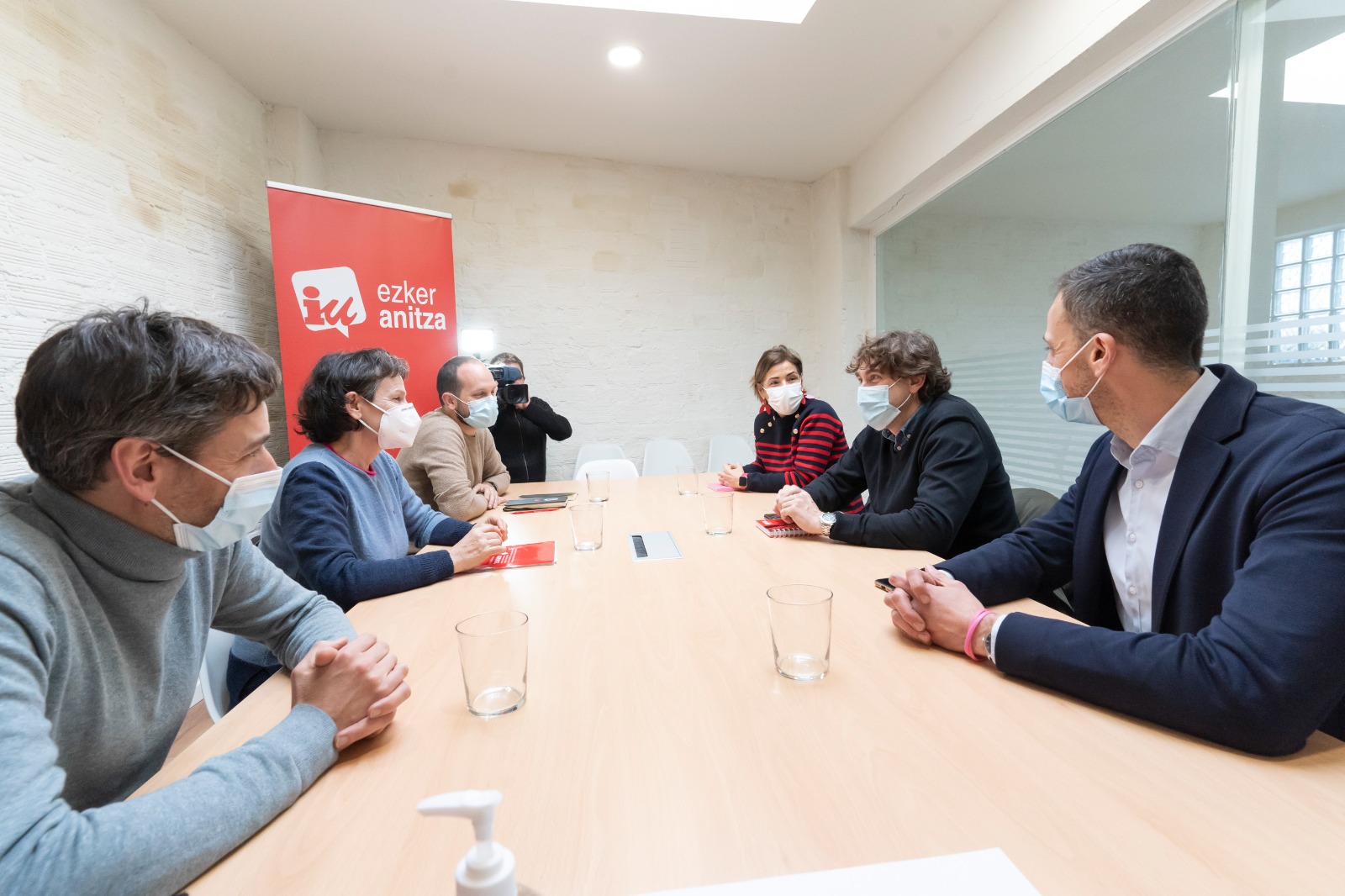 El Secretario General del PSE-EE, Enenko Andueza, junto a Begoña Gil y Ekain Rico, en la reunión con Ezker Anitza-IU, en Bilbao | Foto: Socialistas Vascos.