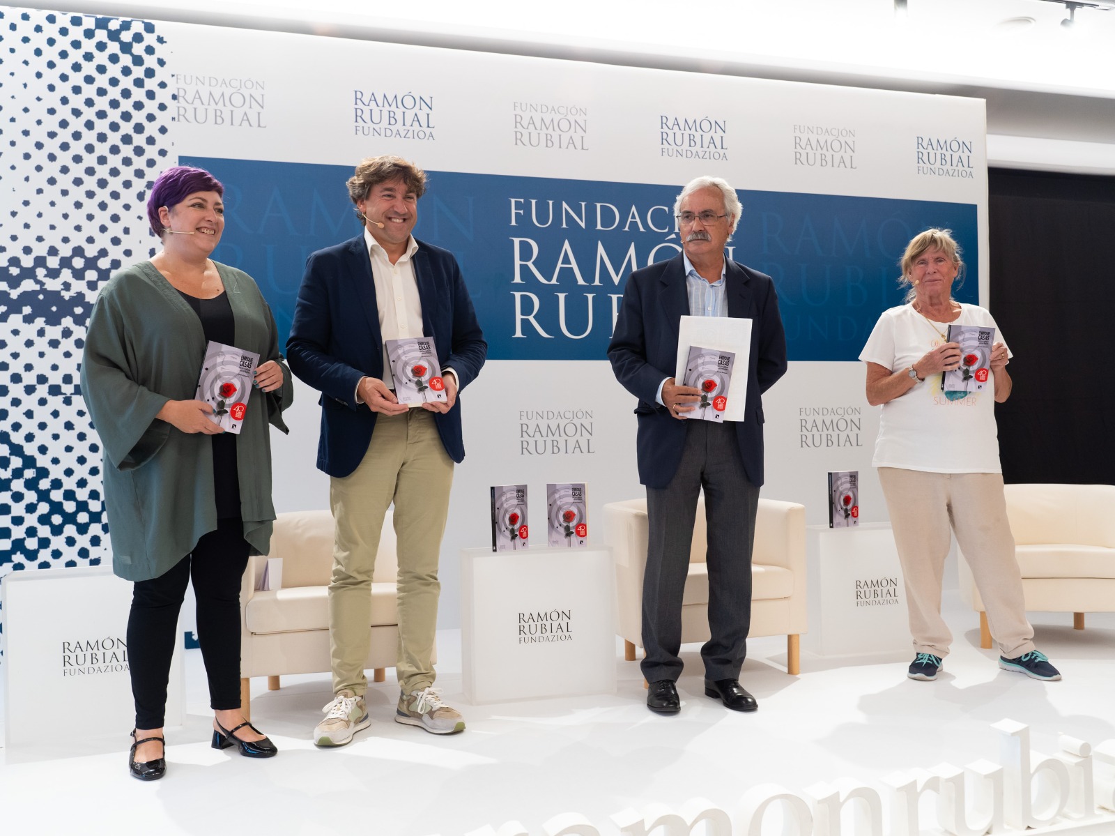 El Secretario General del PSE-EE, Eneko Andueza, en la presentación de la reedición del libro “Enrique Casas: Un socialista entre balas” junto a su autor, Pedro Ontoso, la viuda de Enrique Casas, Barbara Dührkop, y la ex eurodiputada socialista, Eider Gardiazabal | Foto: Socialistas Vascos