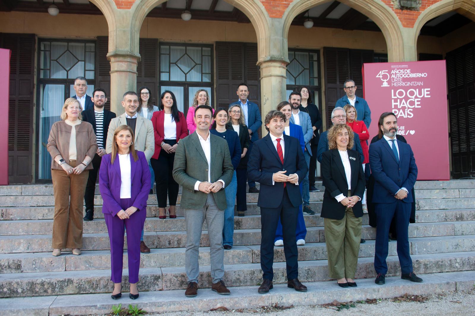 El Secretario General del PSE-EE, Eneko Andueza, en el acto por el 45º aniversario del Estatuto de Gernika junto a diferentes cargos institucionales socialistas | Foto: Socialistas Vascos