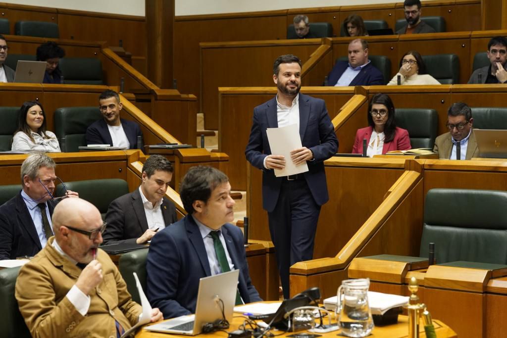 El portavoz de Justicia, Pau Blasi, en el pleno de control del Parlamento Vasco.