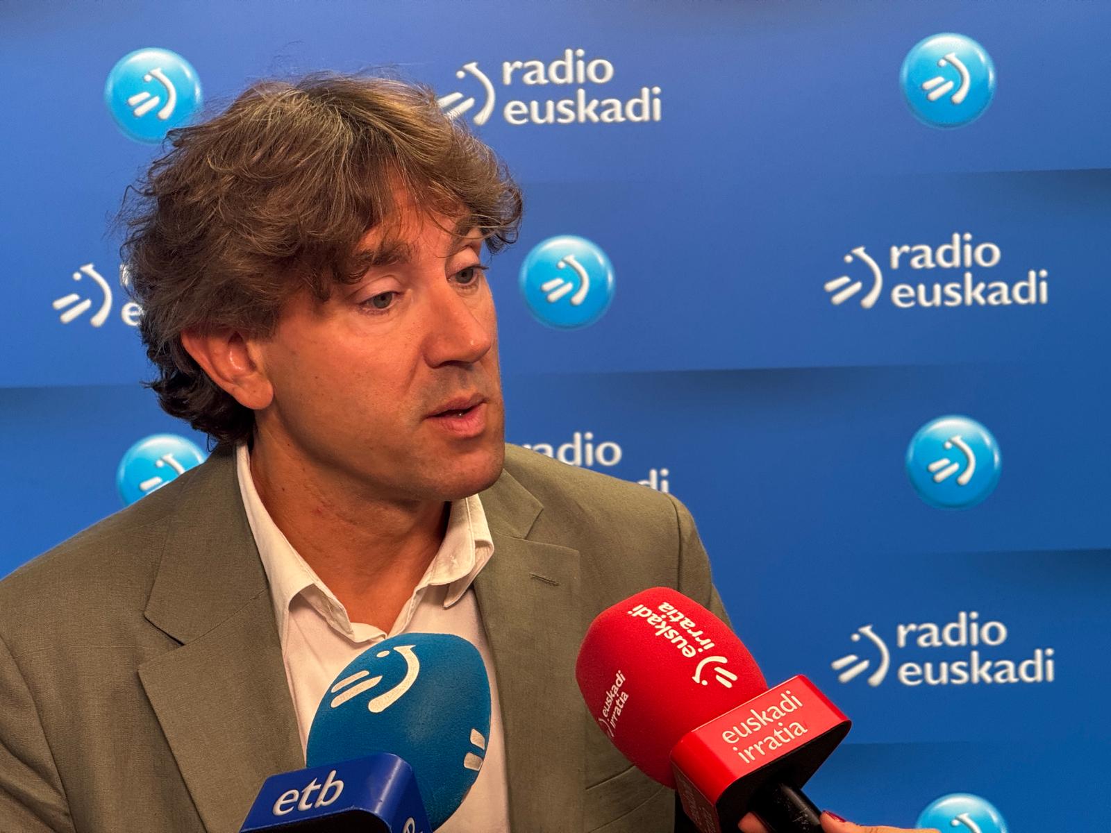 El Secretario General del PSE-EE, Eneko Andueza, durante la entrevista en Radio Euskadi | Foto: Socialistas Vascos