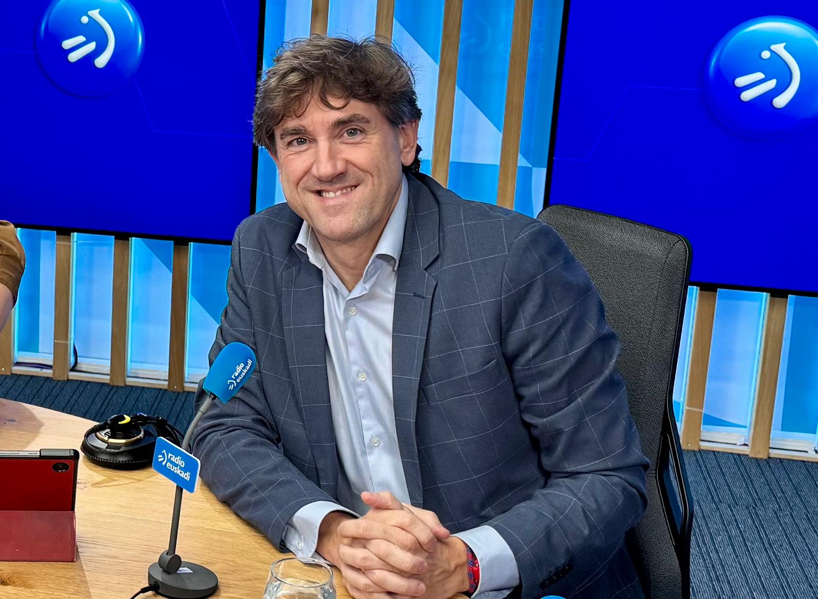 El Secretario General del PSE-EE, Eneko Andueza, durante la entrevista en "Ganbara" de Radio Euskadi | Foto: Socialistas Vascos