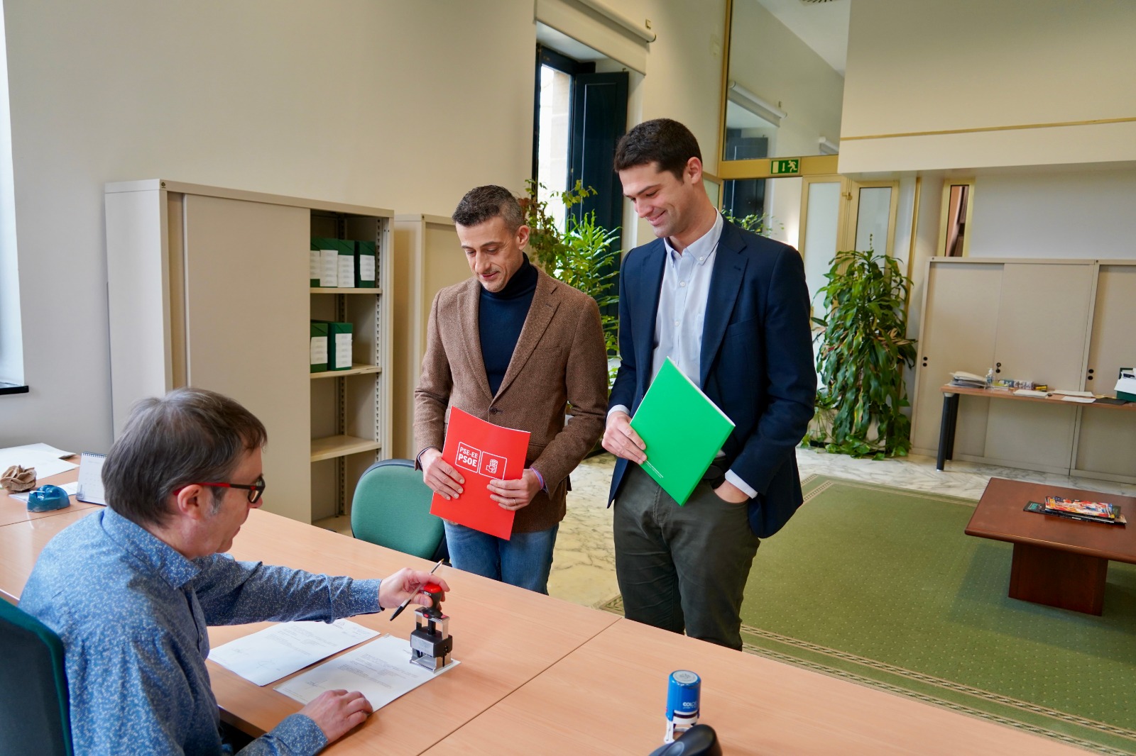 El secretario general del grupo parlamentario socialista, Ekain Rico, registra la iniciativa junto al portavoz del PNV.