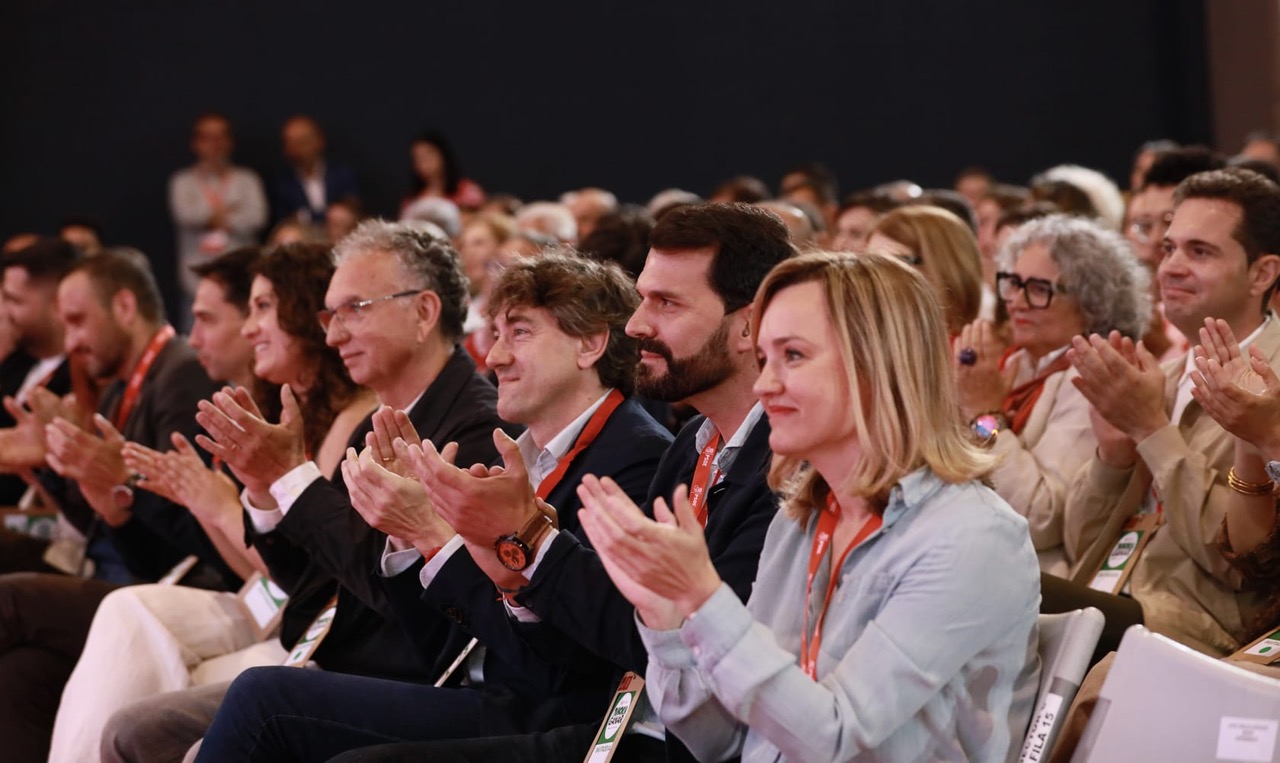 El Secretario General del PSE-EE, Eneko Andueza, acompa&ntilde;ado por el nuevo Secretario General del PSOE extreme&ntilde;o, &Aacute;lvaro S&aacute;nchez Cotrina, y la Secretaria General del PSOE de Arag&oacute;n, Pilar Alegr&iacute;a, en la apertura del Congreso Regional del PSOE de Extremadura | Foto: PSOE de Extremadura