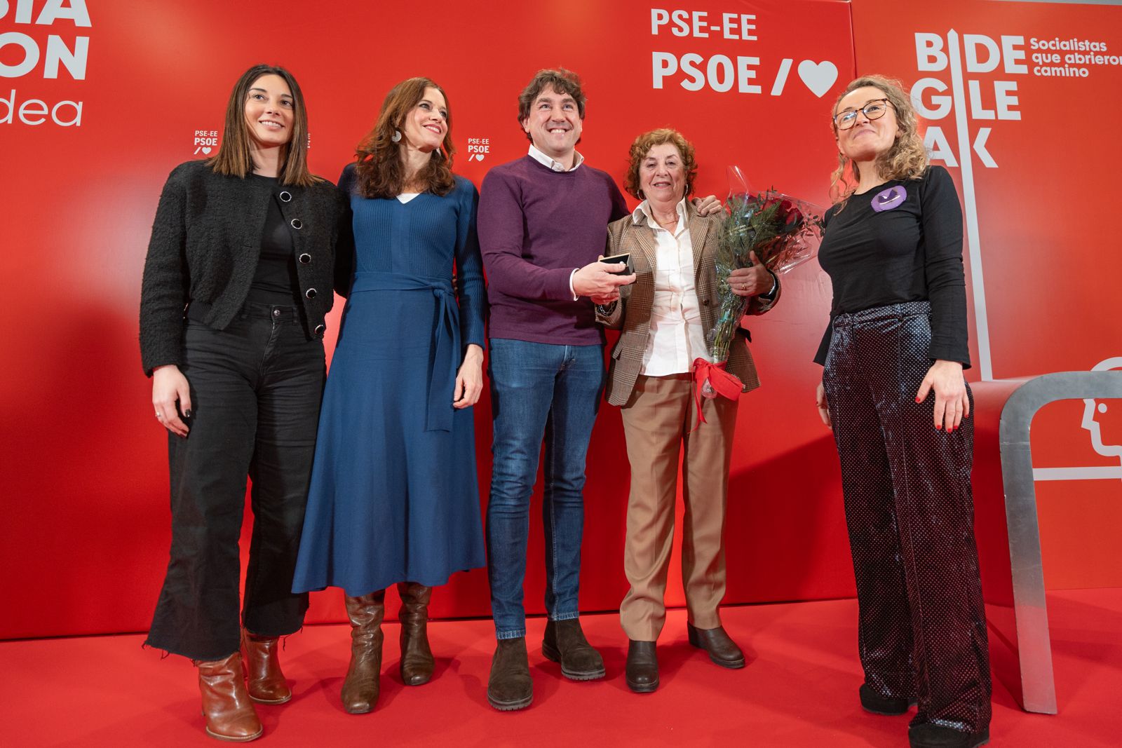 Eneko Andueza y la premiada, Natividad Alonso, junto a la alcaldesa de Vitoria, Maider Etxebarria, Aroa Jilete y Patricia Campelo. Fotografía: Socialistas Vascos