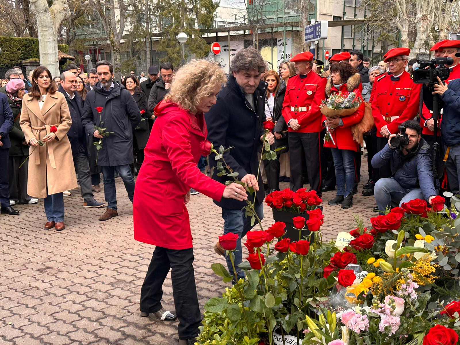 El Secretario General del PSE-EE, Eneko Andueza, junto a la presidenta del PSE-EE, Cristina González, en la ofrenda floral en recuerdo de Fernando Buesa y Jorge Díez | Foto: Socialistas Vascos