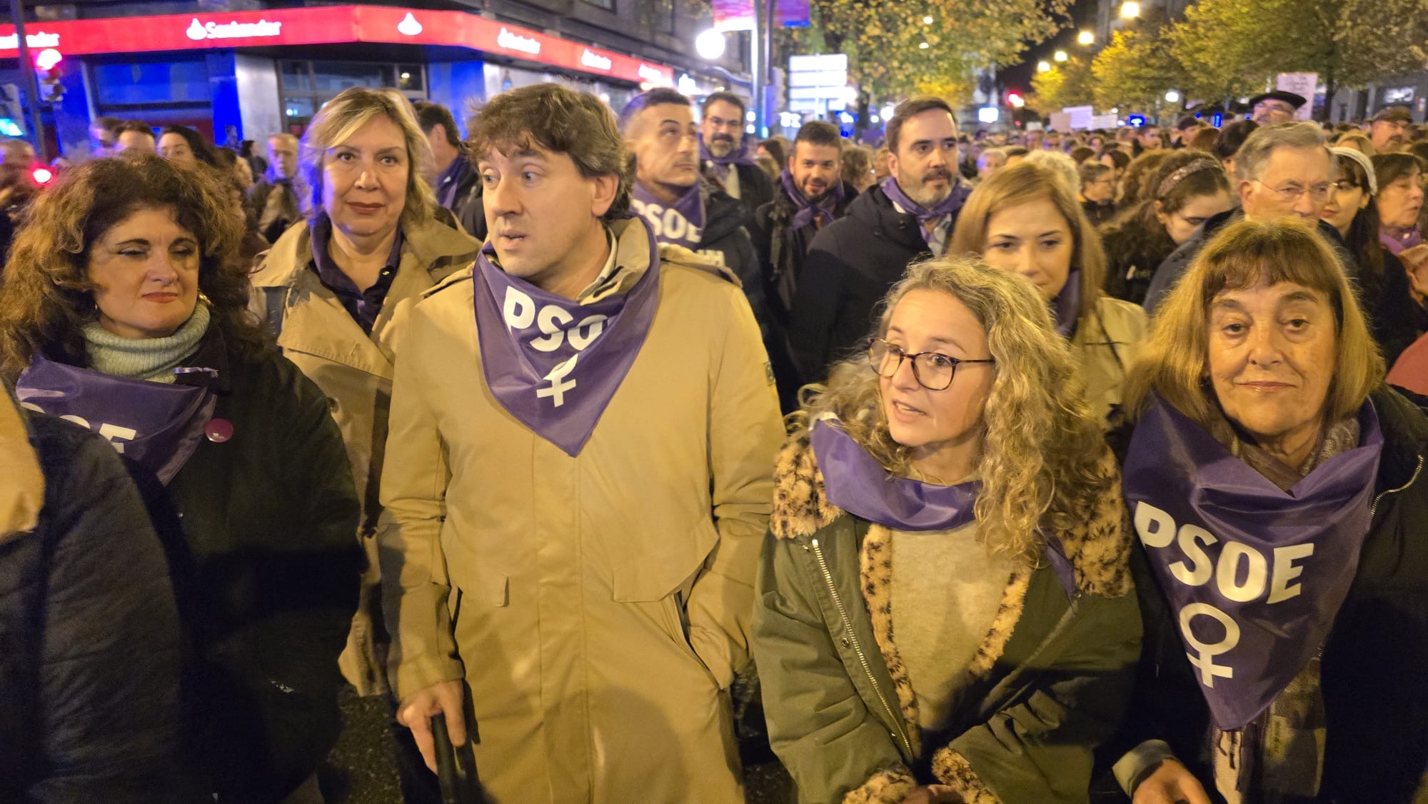 El Secretario General del PSE-EE, Eneko Andueza, junto a cargos, militantes y simpatizantes socialistas en la manifestación por el 25-N celebrada en Bilbao | Foto: Socialistas Vascos 