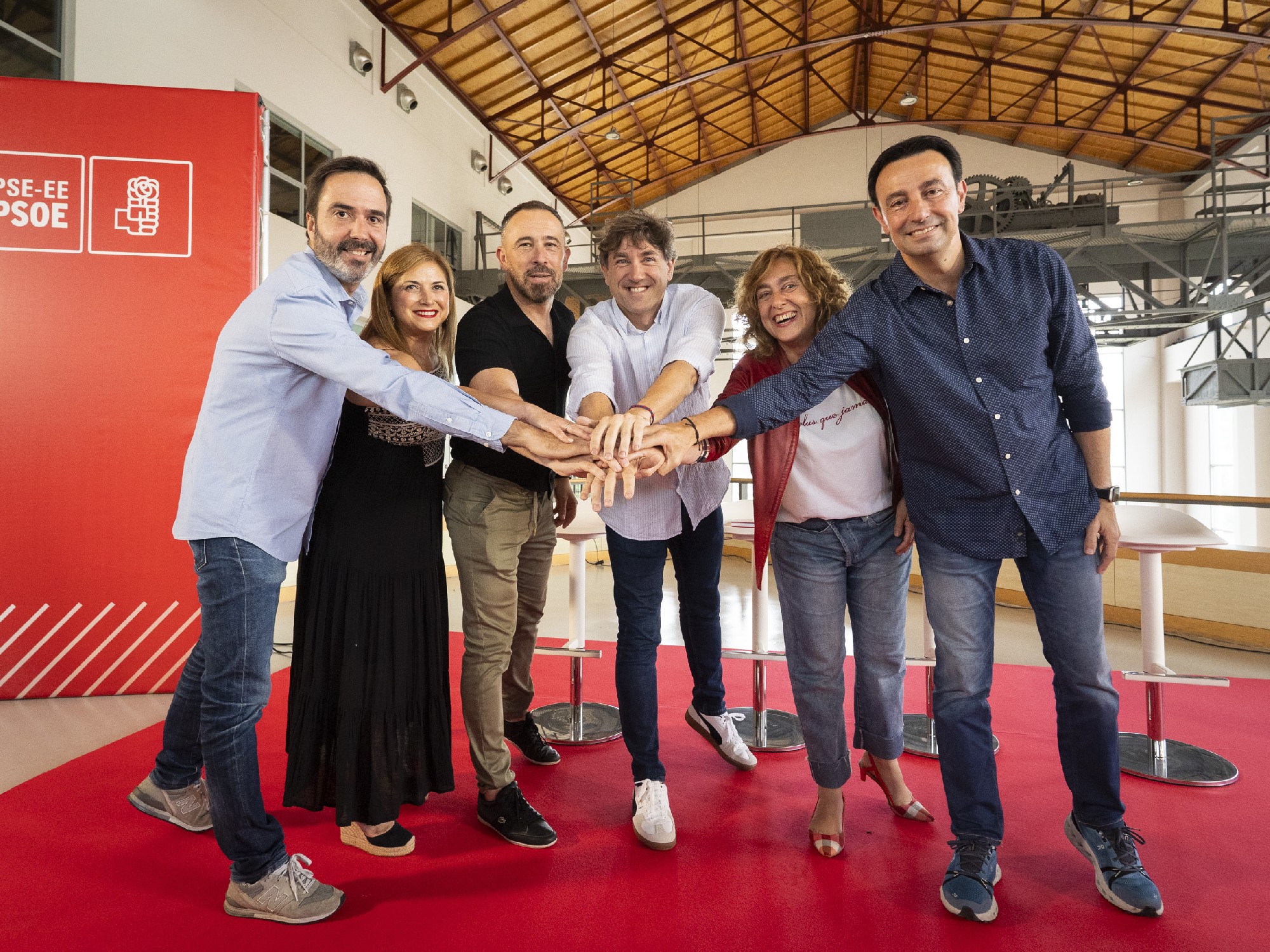 El Secretario General del PSE-EE, Eneko Andueza, junto a los consejeros y consejeras socialistas del Gobierno Vasco | Foto: Socialistas Vascos