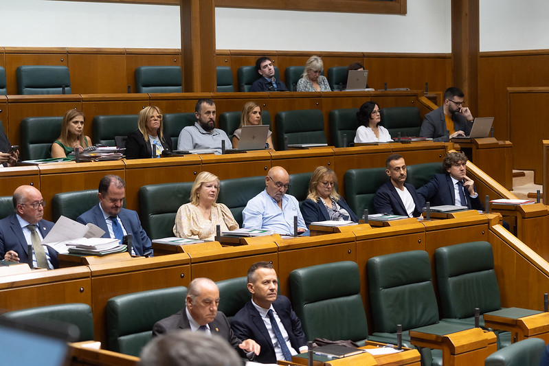 El grupo parlamentario socialista, durante un pleno en la Cámara vasca.