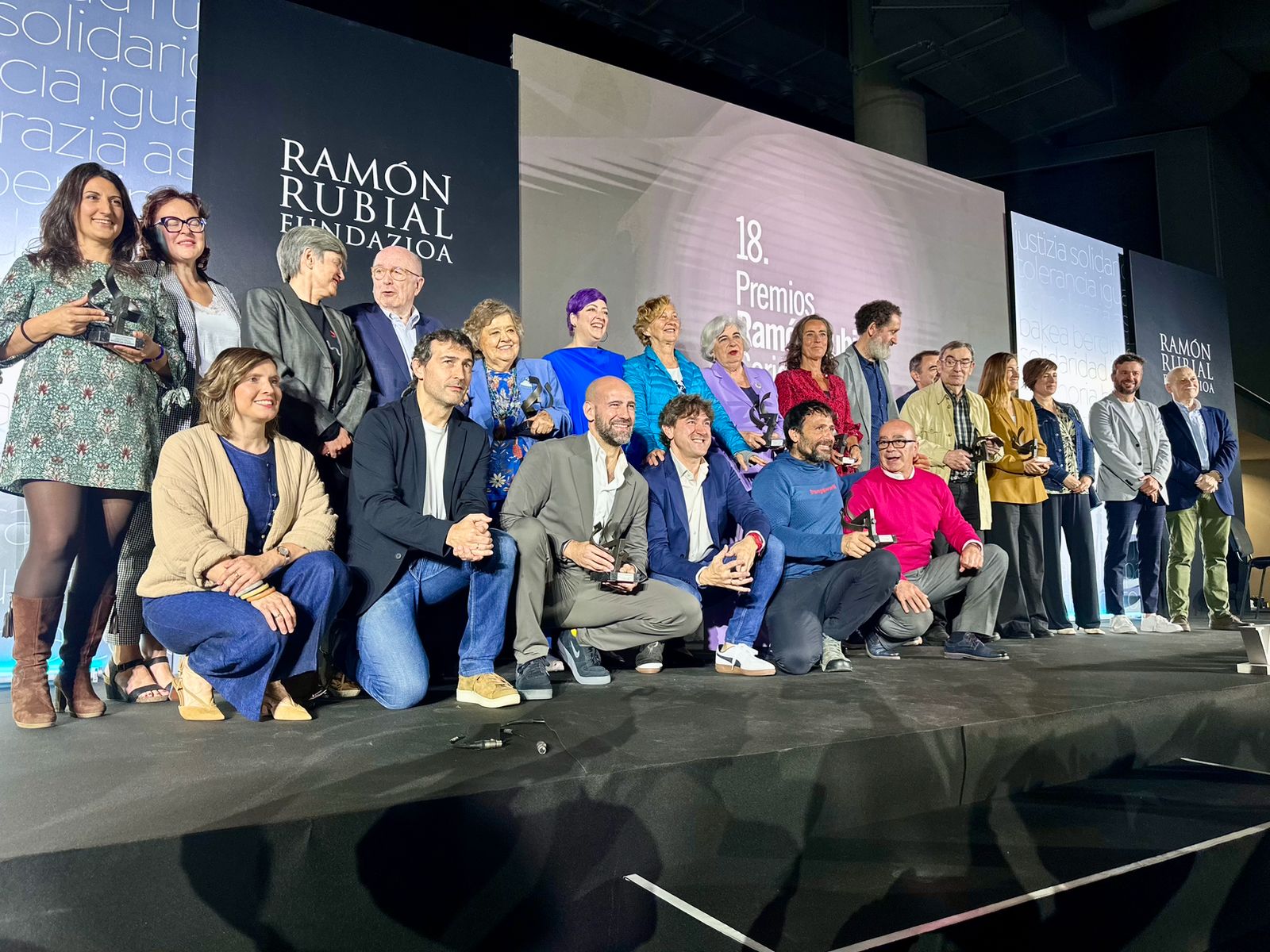 El Secretario General del PSE-EE, Eneko Andueza, junto a los galardonados en la 18º Premios Ramón Rubial celebrados en Bilbao | Foto: Socialistas Vascos