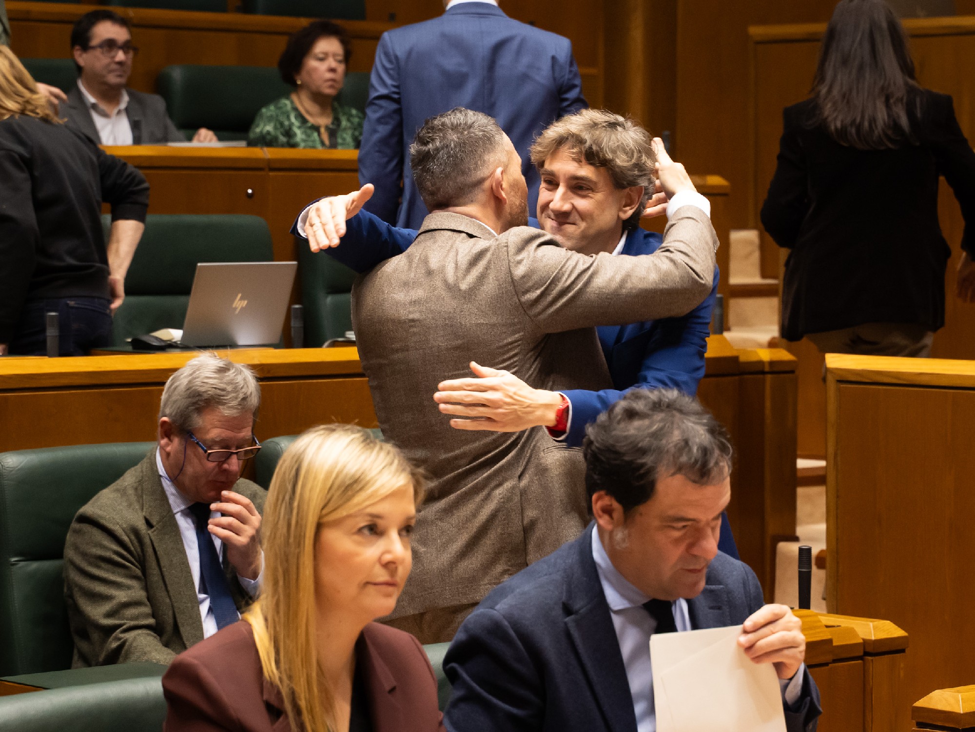 El Secretario General del PSE-EE, Eneko Andueza, saludando al consejero Denis Itxaso en el pleno de aprobación de la Ley de Medidas Urgentes en materia de Suelo, Vivienda y Urbanismo | Foto: Socialistas Vascos